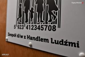 [VIDEO] Wykorzystali trudną sytuację 18-latki i zarabiali na jej prostytucji