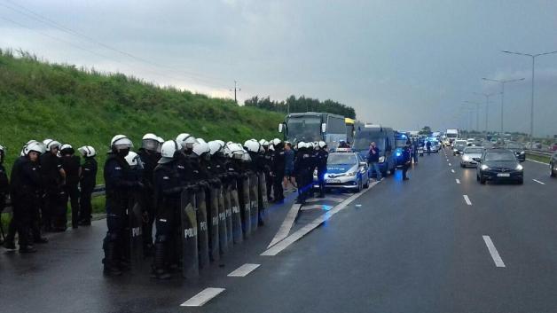 [VIDEO] Policjanci czuwali nad bezpieczeństwem podczas meczu LEGIA WARSZAWA - DINAMO ZAGRZEB i zapobiegli konfrontacji pomiędzy pseudokibicami