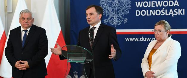 Minister Sprawiedliwości wezwie rząd do sprzeciwu wobec unijnych regulacji ws. samochodów spalinowych